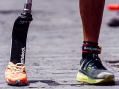 Image shows the lower limbs of a triathlete with a right prosthetic leg.
