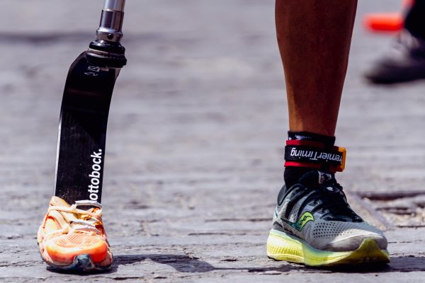 Image shows the lower limbs of a triathlete with a right prosthetic leg.