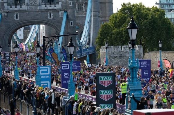 Hudreds of runners on London's Tower Bridge