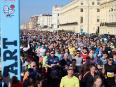 Thousands of runners on a start line