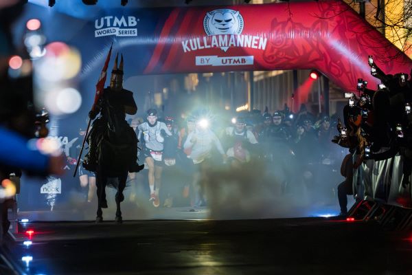 Kullamannen 2024 ©carlesiturbe114 A Viking on a horse leads runners across the start linne. It is night time.