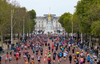 Runners inn a race on the mall in front of Buckingham Palace