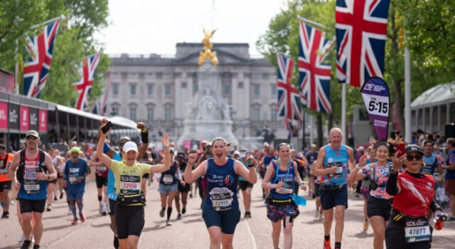 2025 London Marathon raises £87.3 million for charity Runners on the mall in front of Buckingham Palace