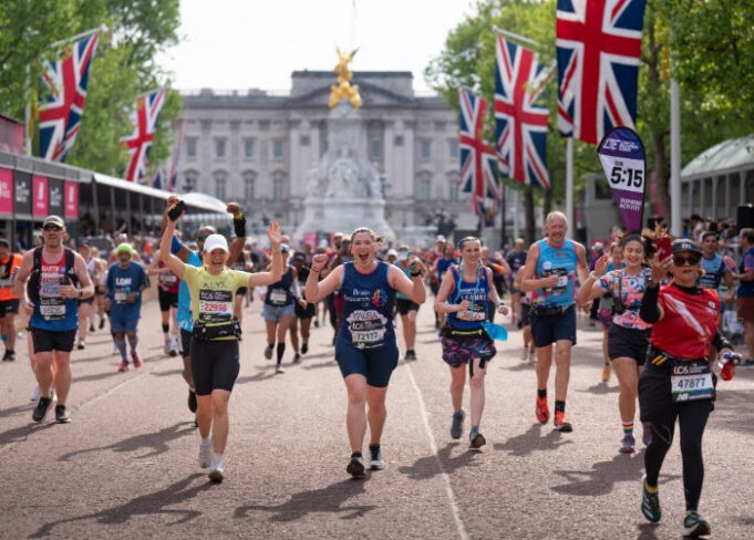 Runners on the mall in front of Buckingham Palace