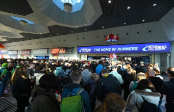 Last tickets available for National Running Show Runners queue to enter an exhibition hall