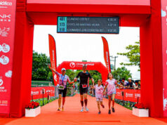 Challenge Florianópolis returns this weekend a family of two adults and two children run under a red finish gantry