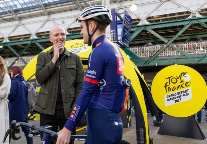 Cabinet Secretary Stephen Flynn chats with Edinburgh procyclist Sean Flynn A man chats to a cyclist