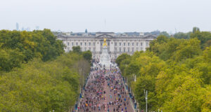 Aeriel view of a mass of runners along The Mall in front of Buckingham Palace