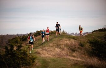 Kullamannen Race Preview 5 runners run over a small hiillock
