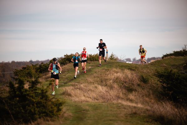 Kullamannen 2025 5 runners run over a small hiillock